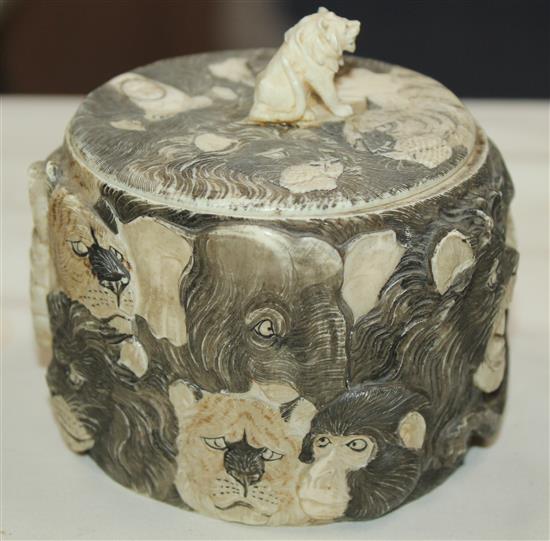 A Japanese ivory box and cover, early 20th century, 8.5cm